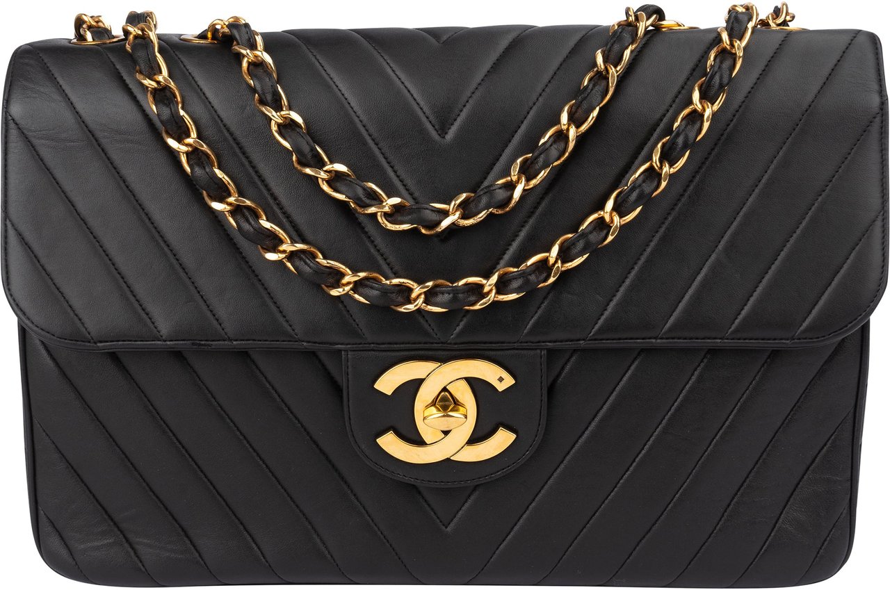 Chanel Chanel Quilted Chevron Lambskin 24K Gold Maxi Single Flap Crossbody Bag Zwart