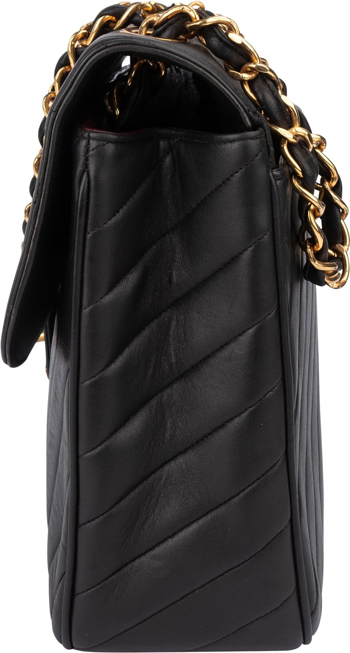 Chanel Chanel Quilted Chevron Lambskin 24K Gold Maxi Single Flap Crossbody Bag Zwart