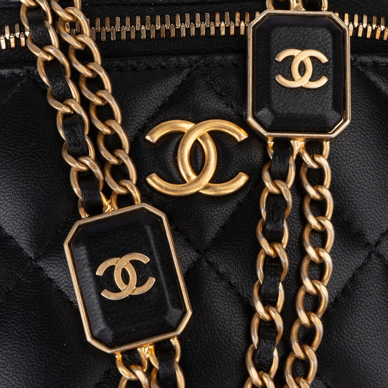 Chanel Quilted Lambskin Mini CC Charmy Vanity Handbag Zwart