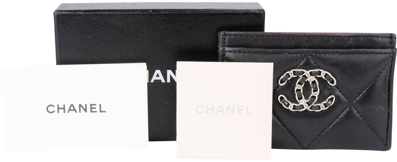 Chanel Chanel Quilted Lambskin 19 Cardholder Zwart