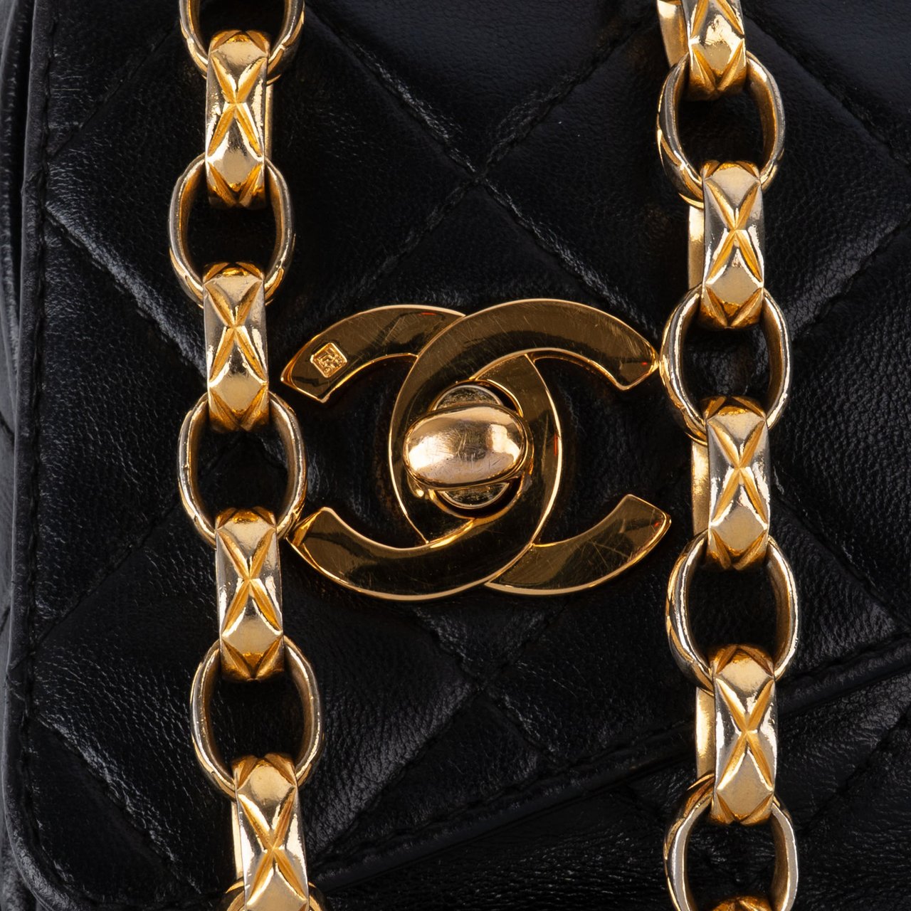 Chanel Chanel Quilted Lambskin 24K Gold Camera Crossbody Bag Zwart