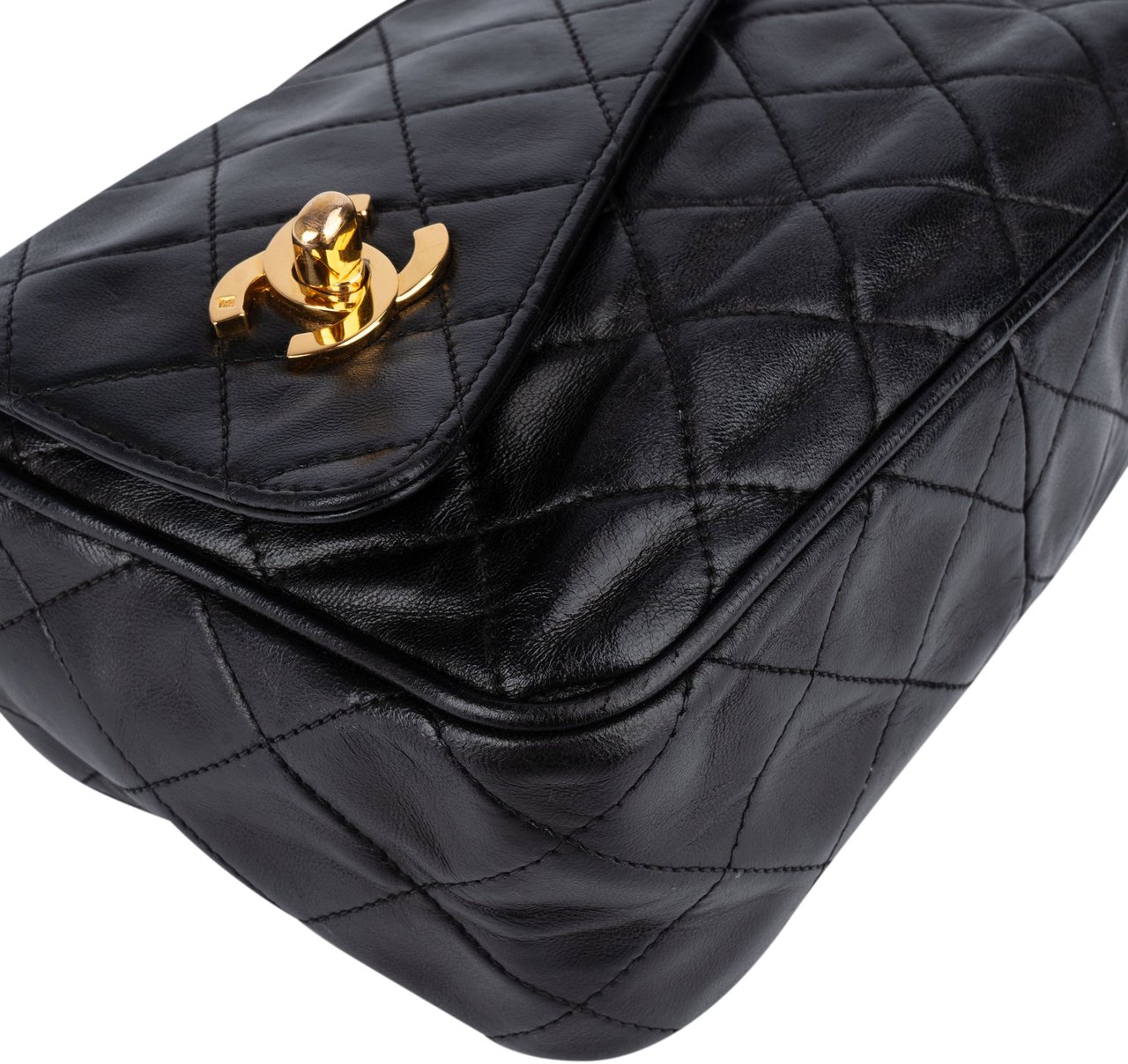 Chanel Chanel Quilted Lambskin 24K Gold Camera Crossbody Bag Zwart