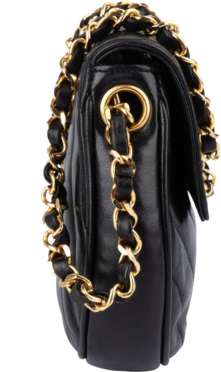 Chanel Chanel Quilted Chevron Lambskin Single Flap Crossbody Bag Zwart