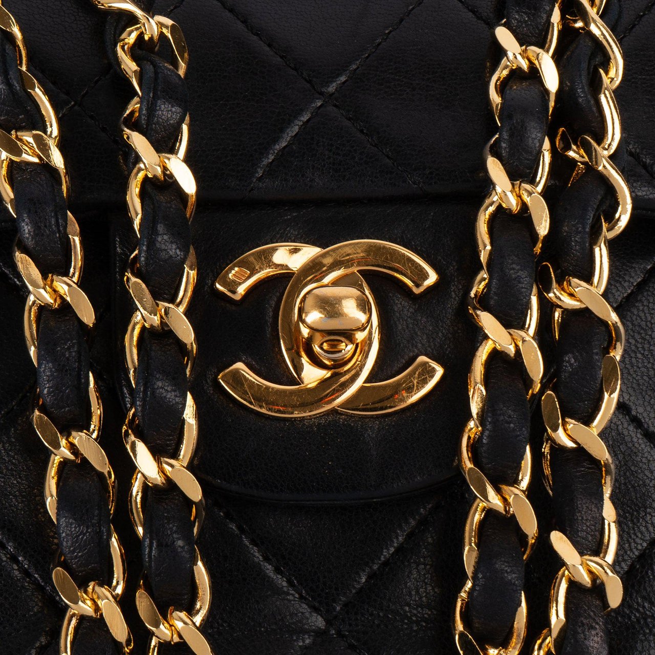 Chanel Chanel Quilted Lambskin 24K Gold Small Double Flap Crossbody Bag Zwart