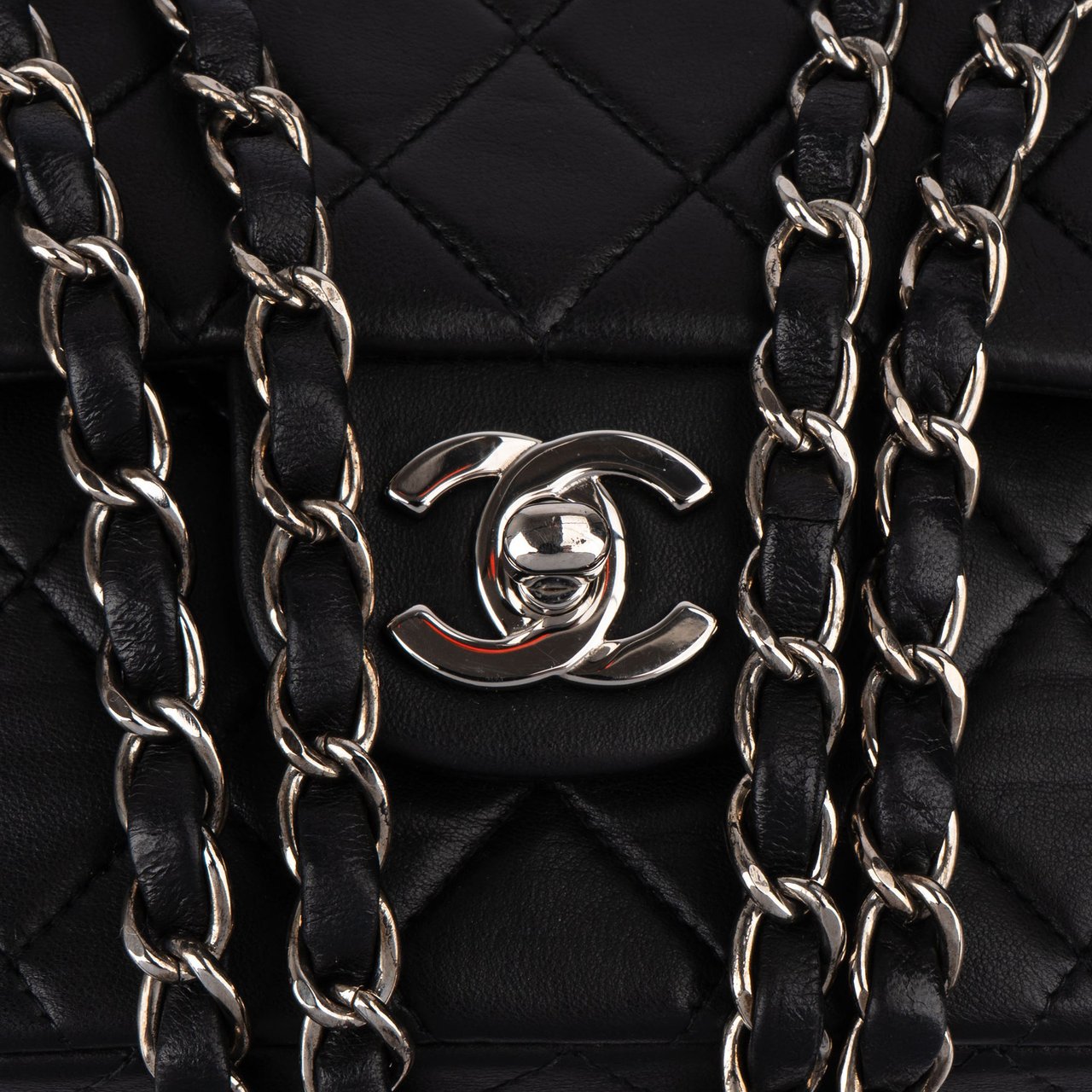 Chanel Chanel Quilted Lambskin Medium Double Flap Crossbody Bag Zwart