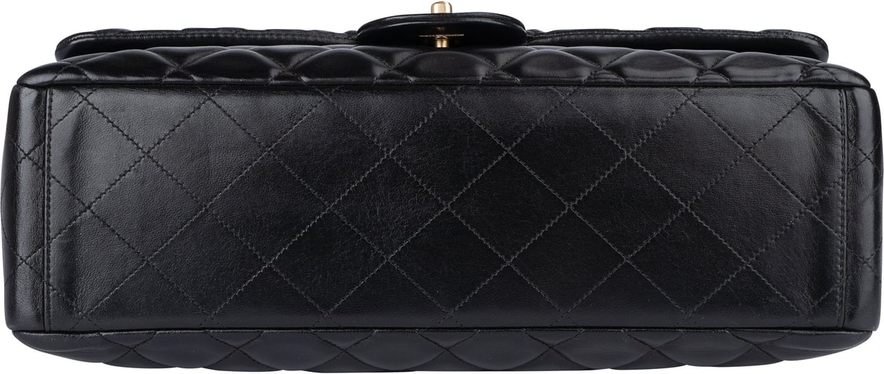 Chanel Quilted Lambskin Maxi Single Flap Crossbody Zwart