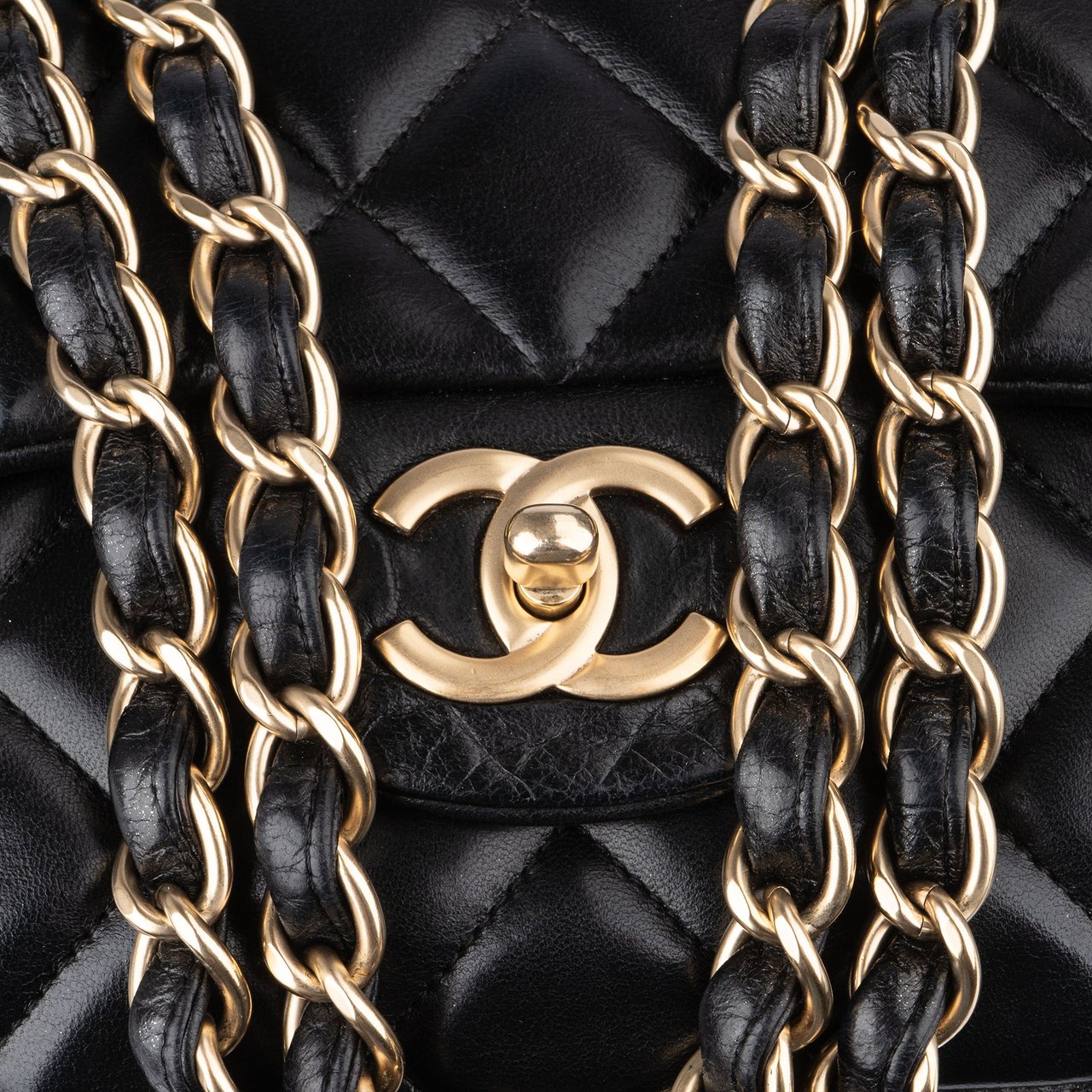 Chanel Chanel Quilted Lambskin Maxi Single Flap Crossbody Zwart