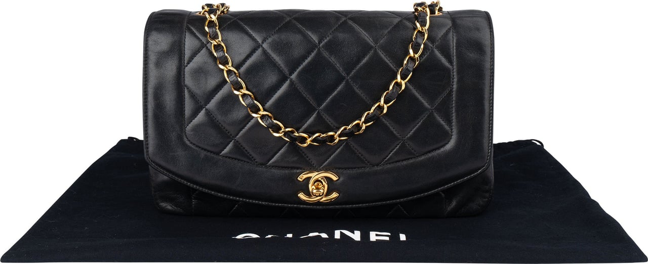 Chanel Chanel Quilted Lambskin 24K Gold Diana Medium Single Flap Crossbody Bag Zwart