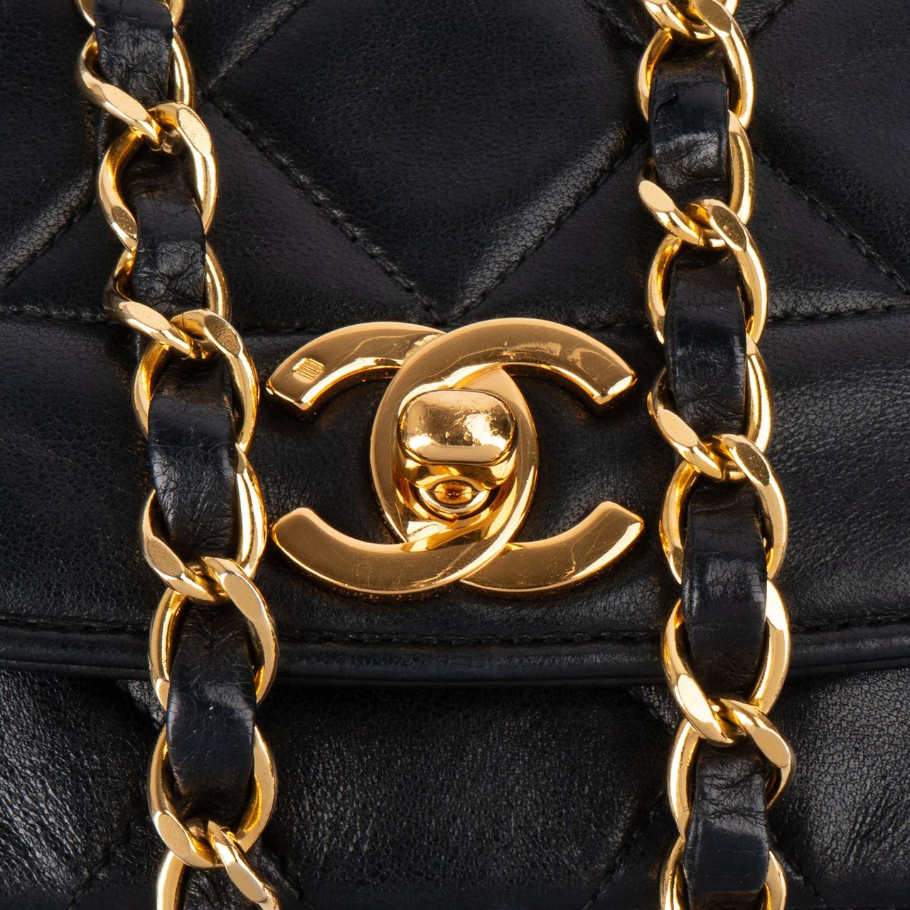 Chanel Chanel Quilted Lambskin 24K Gold Diana Medium Single Flap Crossbody Bag Zwart