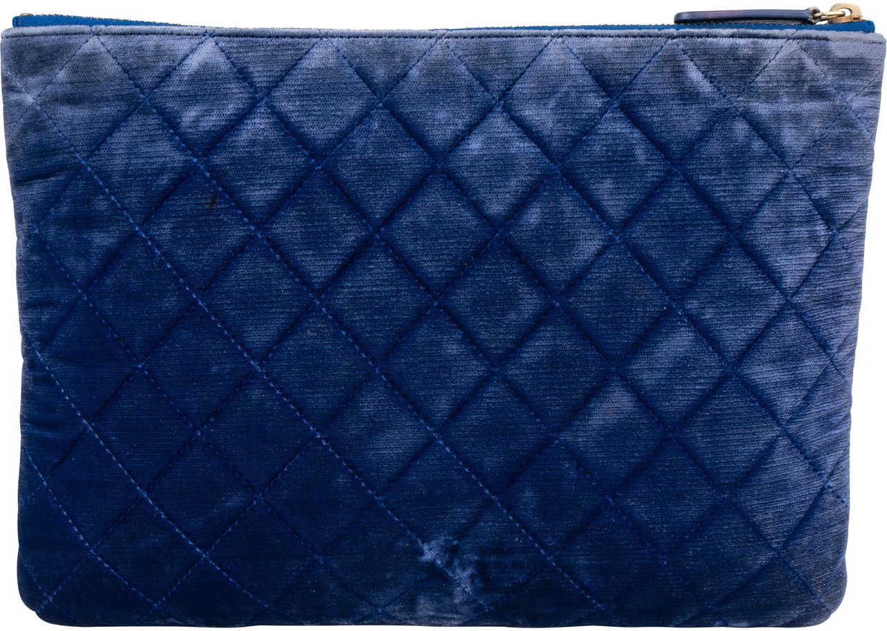Chanel Chanel Bleu Quilted Velvet CC Clutch Blauw
