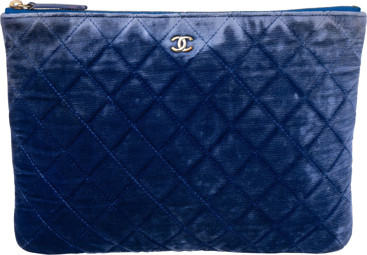 Chanel Chanel Bleu Quilted Velvet CC Clutch Blauw