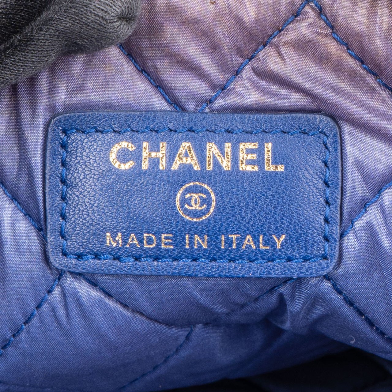 Chanel Chanel Bleu Quilted Velvet CC Clutch Blauw