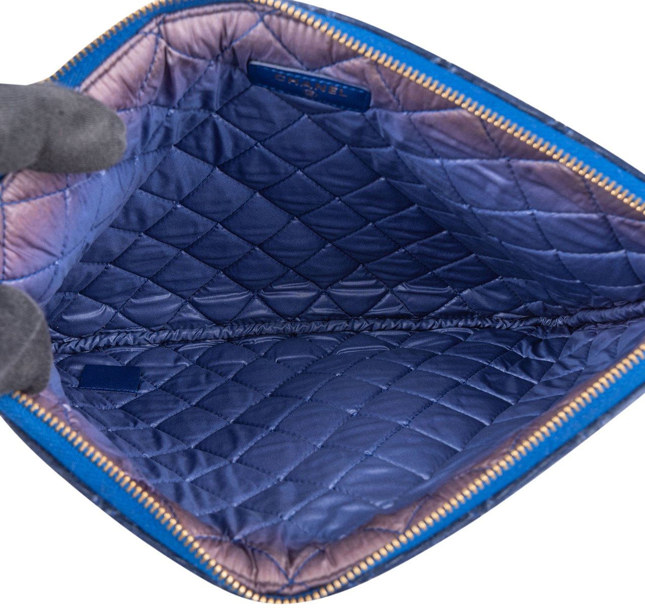Chanel Chanel Bleu Quilted Velvet CC Clutch Blauw