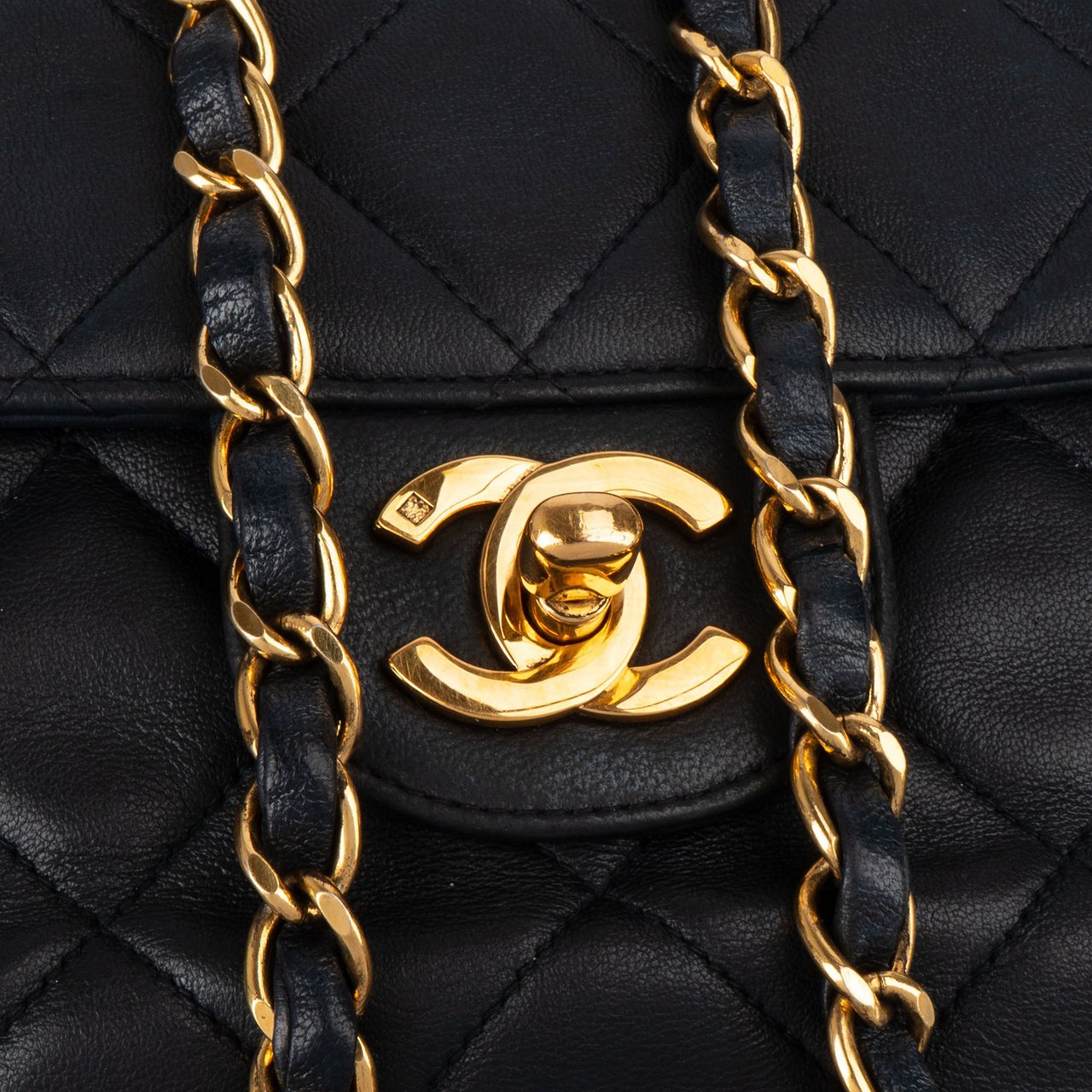 Chanel Chanel Quilted Soft Lambskin 24K Gold Single Flap Crossbody Bag Zwart