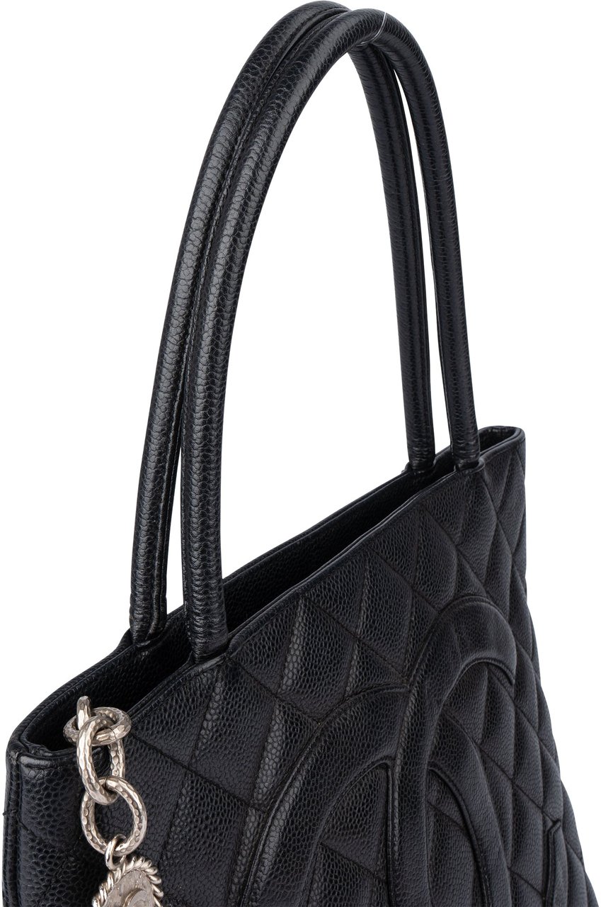 Chanel Chanel Quilted Caviar Leather CC Medaillon Handbag Zwart
