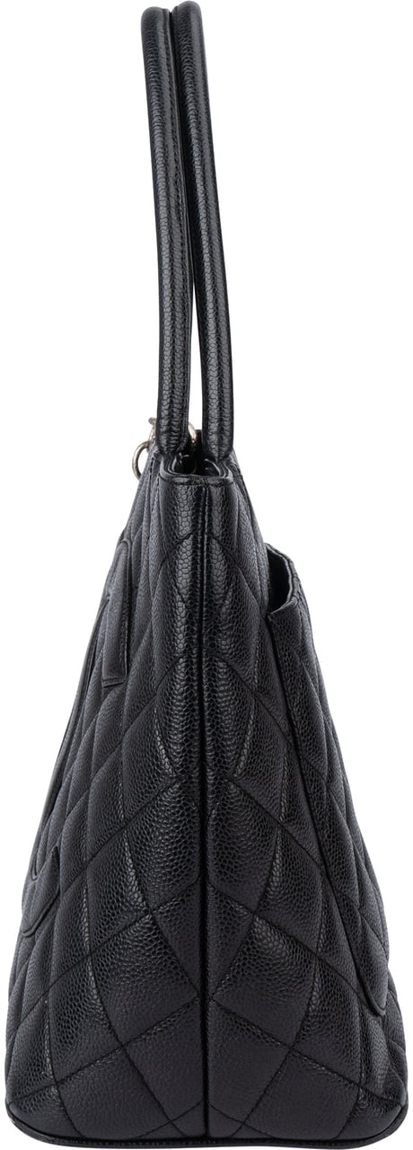 Chanel Chanel Quilted Caviar Leather CC Medaillon Handbag Zwart