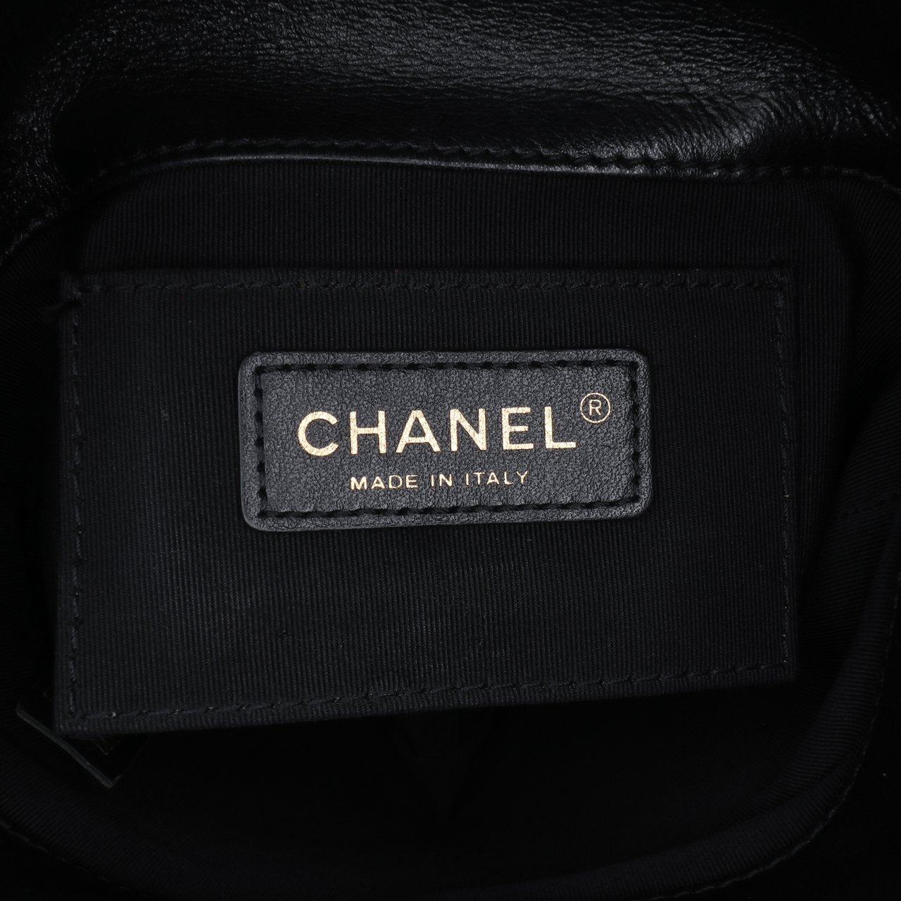 Chanel Quilted Chevron Lambskin Handle with Chic Bucket Bag Zwart