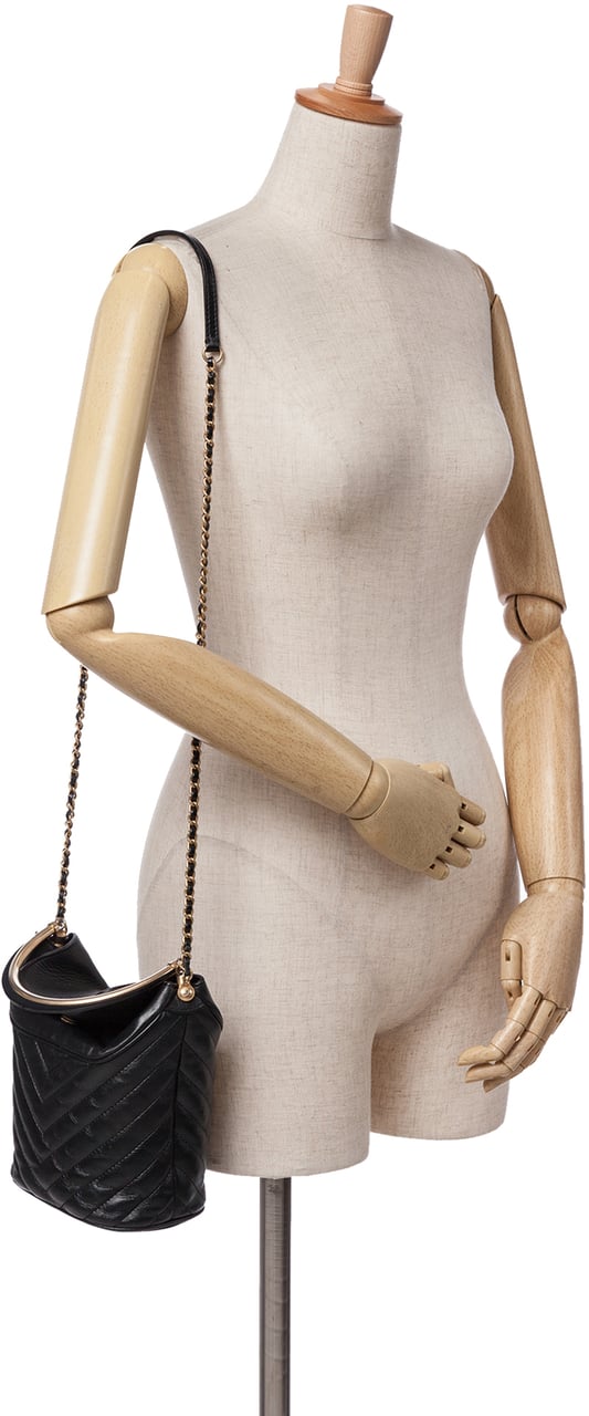 Chanel Quilted Chevron Lambskin Handle with Chic Bucket Bag Zwart
