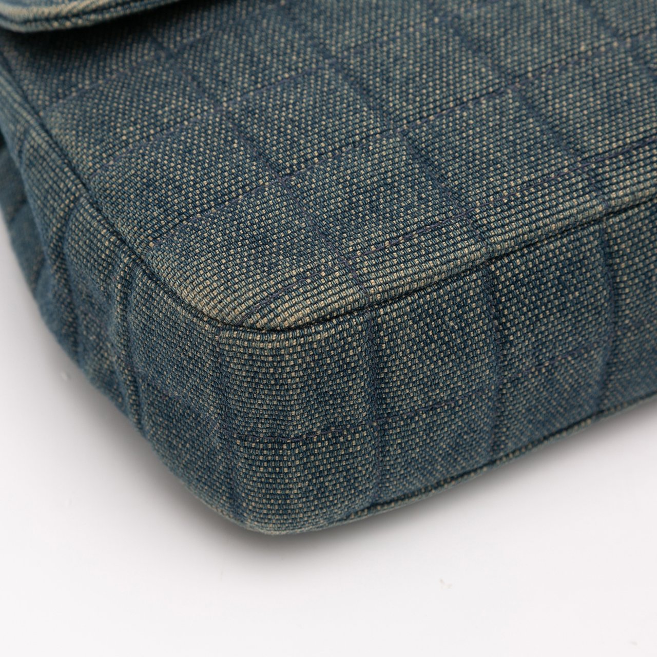 Chanel Reissue 2.55 Chocolate Bar Denim Top Handle Flap Blauw