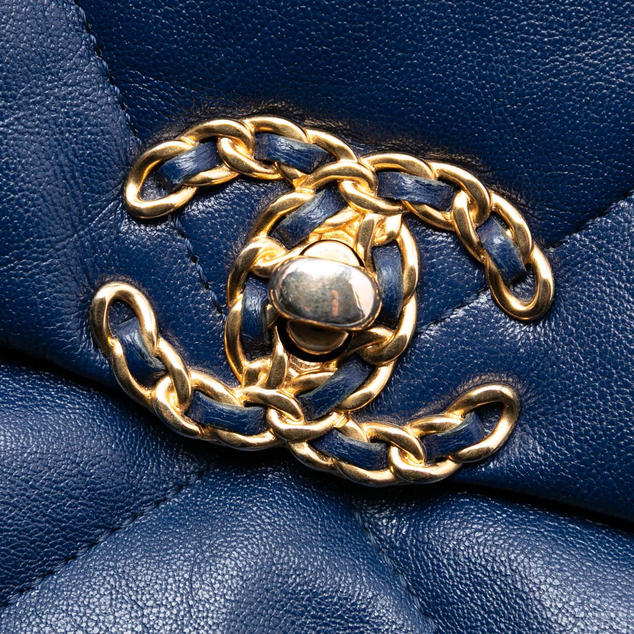 Chanel Medium Lambskin 19 Flap Blauw