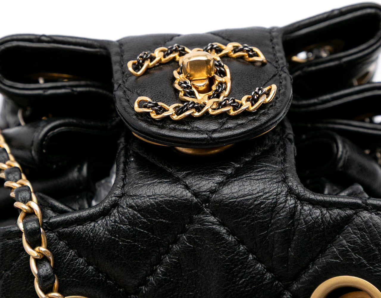Chanel CC Quilted Lambskin Chain Drawstring Bucket Bag Zwart