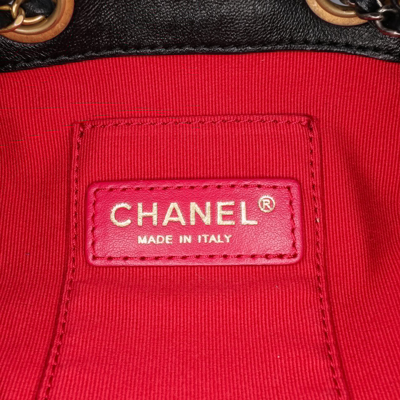 Chanel CC Quilted Lambskin Chain Drawstring Bucket Bag Zwart