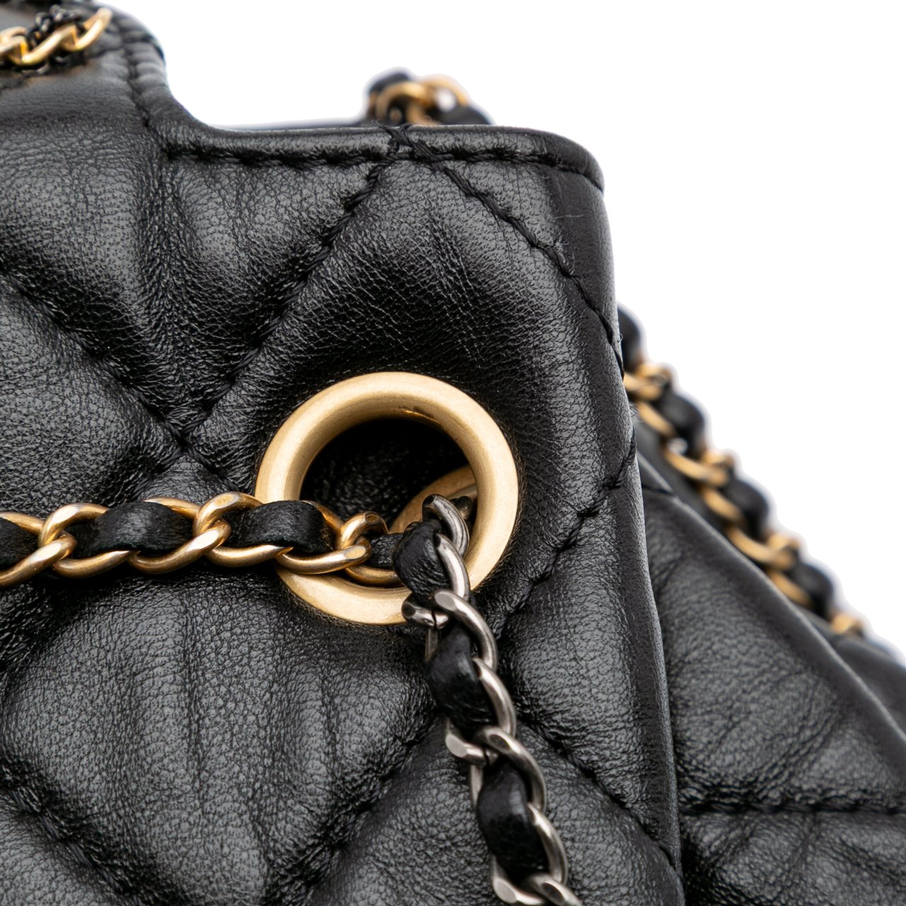 Chanel CC Quilted Lambskin Chain Drawstring Bucket Bag Zwart