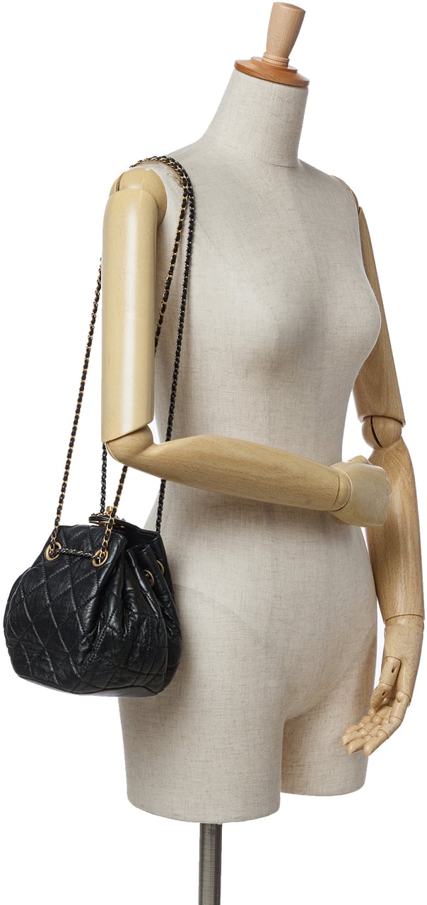 Chanel CC Quilted Lambskin Chain Drawstring Bucket Bag Zwart