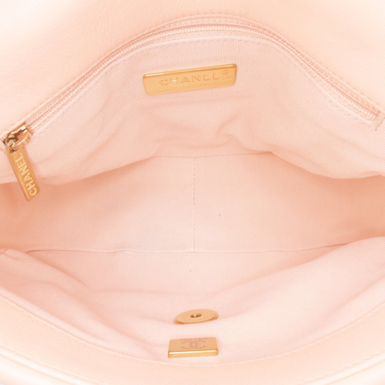 Chanel Medium Lambskin 19 Flap Roze