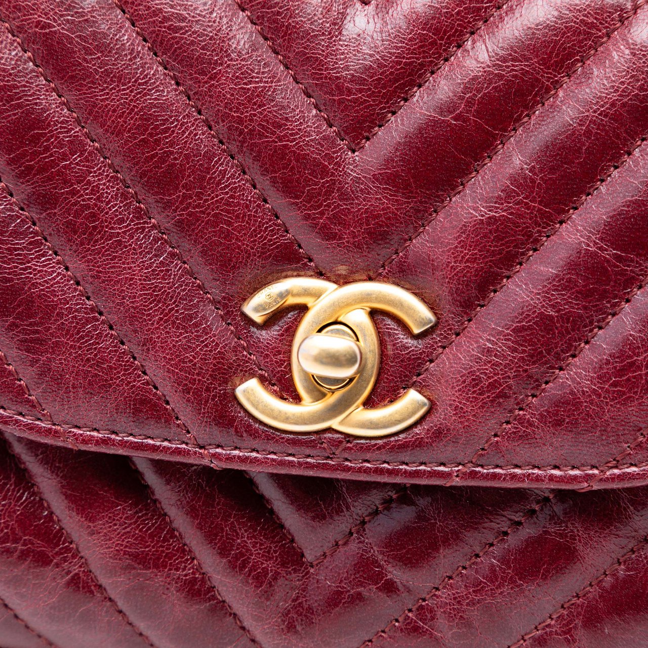 Chanel Small Chevron Aged Lambskin Hampton Flap Rood