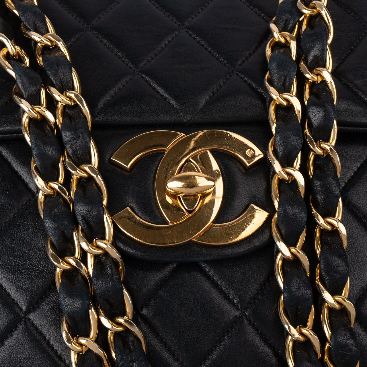 Chanel Chanel Quilted Lambskin 24K Gold Maxi Single Flap Crossbody Bag Zwart