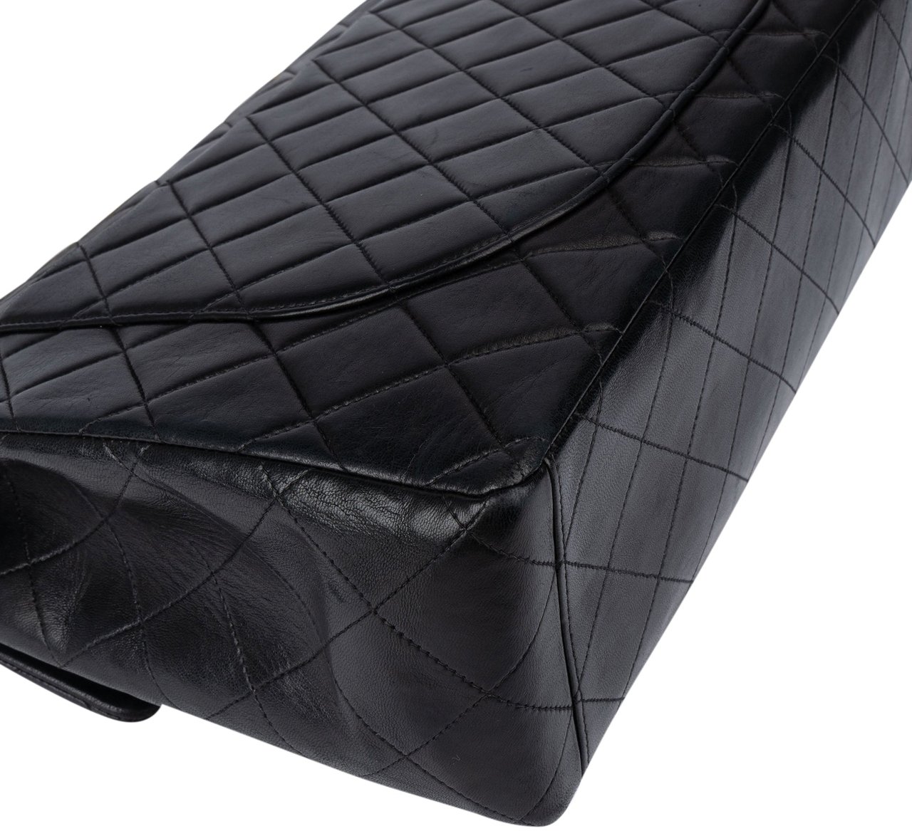 Chanel Chanel Quilted Lambskin 24K Gold Maxi Single Flap Crossbody Bag Zwart