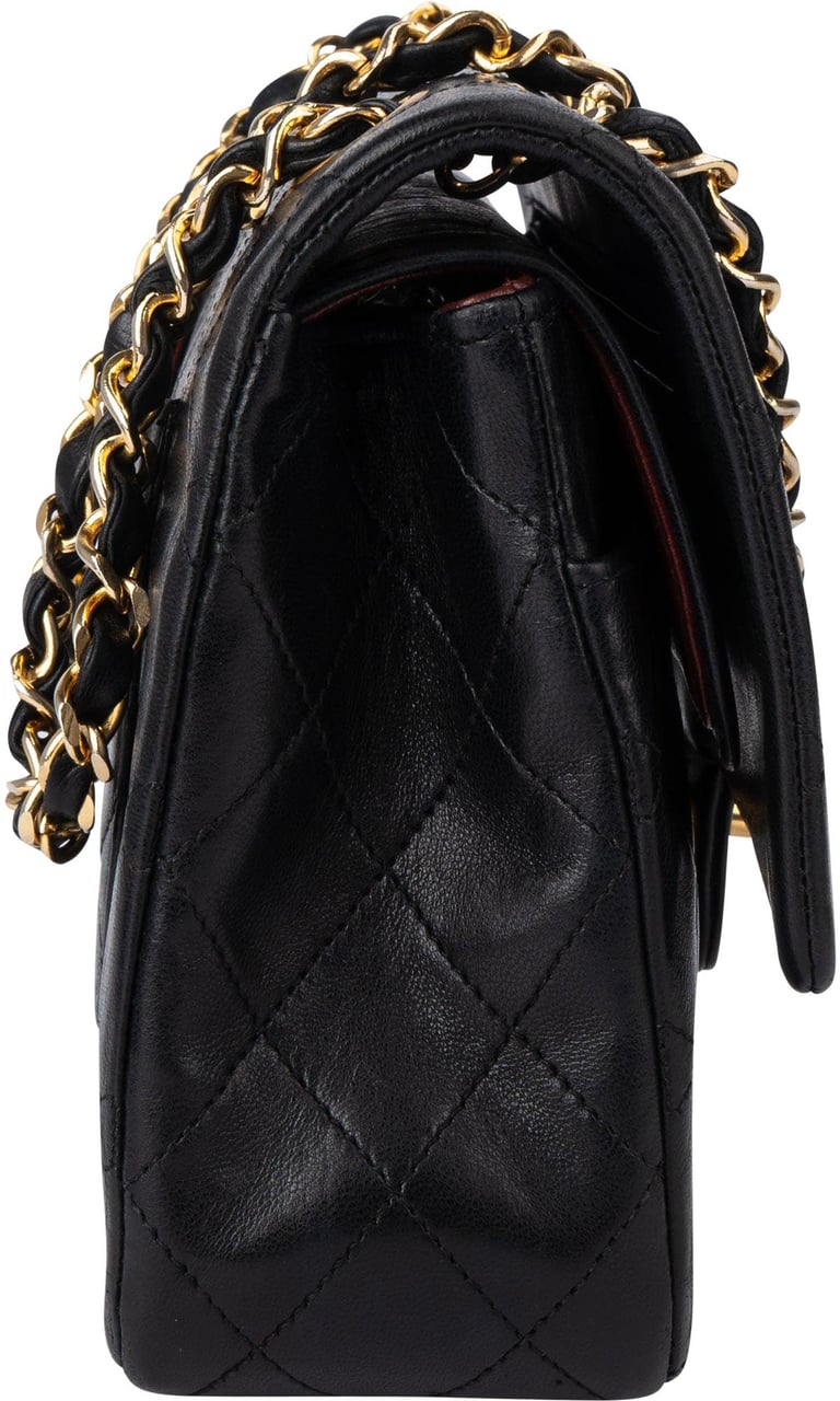 Chanel Chanel Quilted Lambskin 24K Gold Medium Double Flap Crossbody Bag Zwart