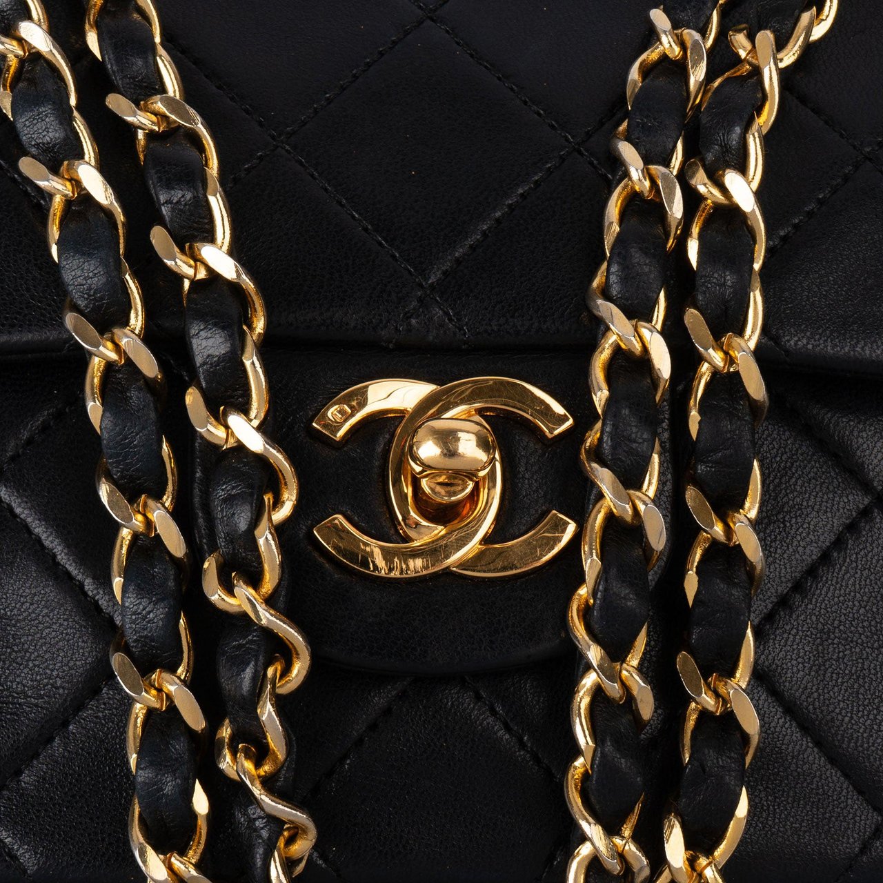 Chanel Chanel Quilted Lambskin 24K Gold Medium Double Flap Crossbody Bag Zwart