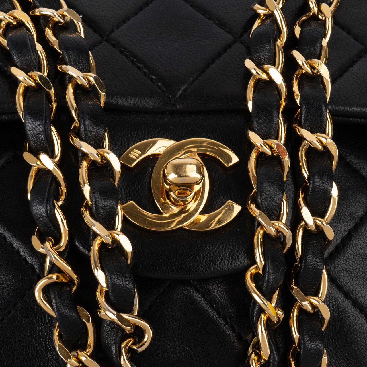 Chanel Chanel Quilted Lambskin 24K Gold Medium Double Flap Crossbody Bag Zwart