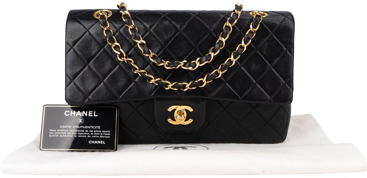 Chanel Chanel Quilted Lambskin 24K Gold Medium Double Flap Crossbody Bag Zwart
