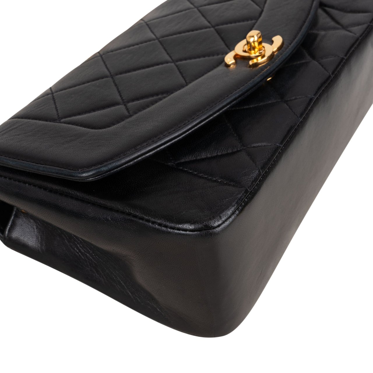 Chanel Chanel Quilted Lambskin 24K Gold Diana Small Single Flap Crossbody Bag Zwart