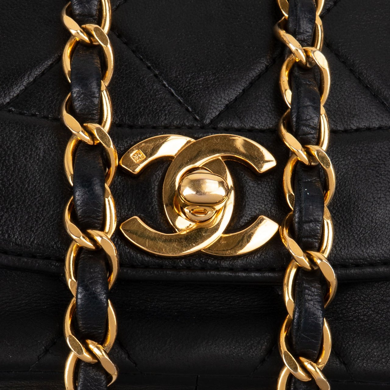 Chanel Chanel Quilted Lambskin 24K Gold Diana Medium Single Flap Crossbody Bag Zwart