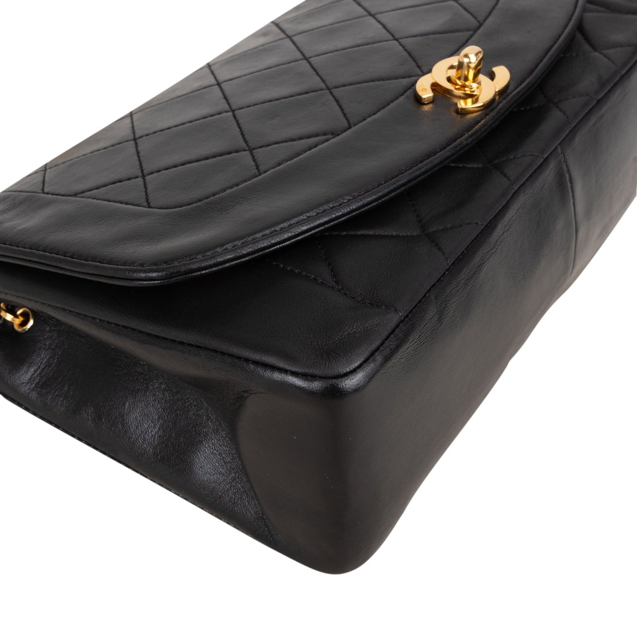 Chanel Chanel Quilted Lambskin 24K Gold Diana Medium Single Flap Crossbody Bag Zwart