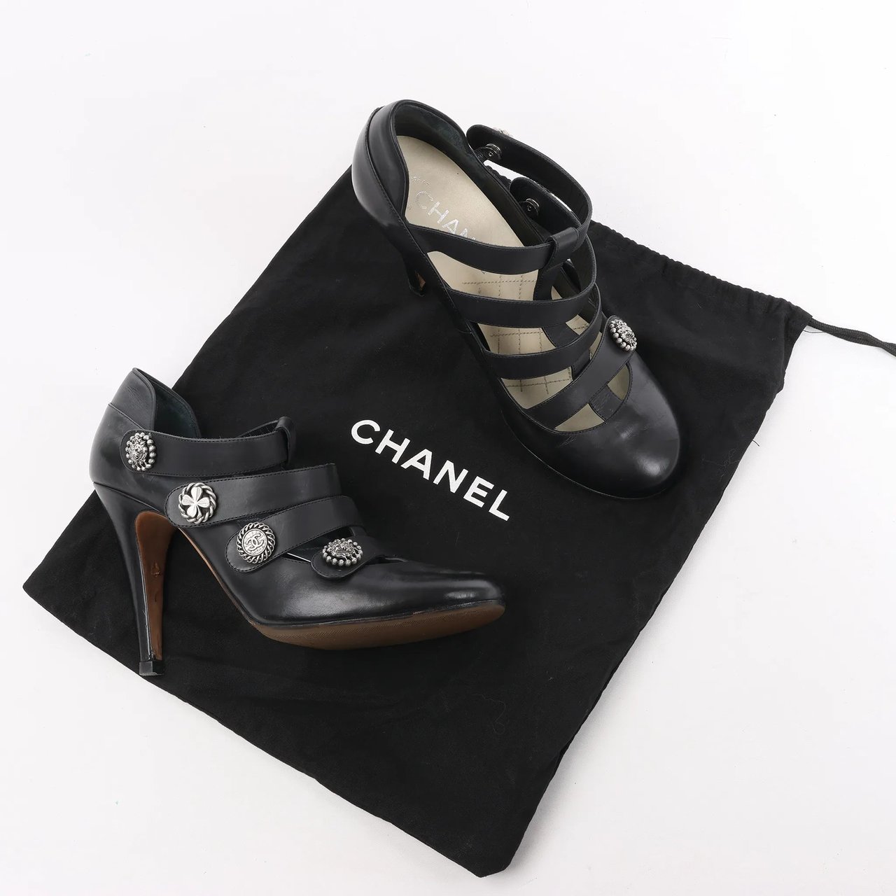 Chanel Chanel Coco Mark Lion Clover Buttons Leather Pumps in Black, Size 38 EU Zwart