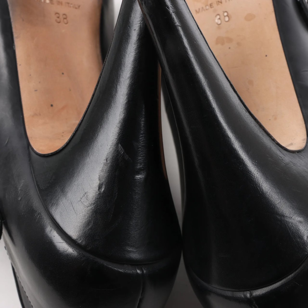 Chanel Chanel Coco Mark Lion Clover Buttons Leather Pumps in Black, Size 38 EU Zwart