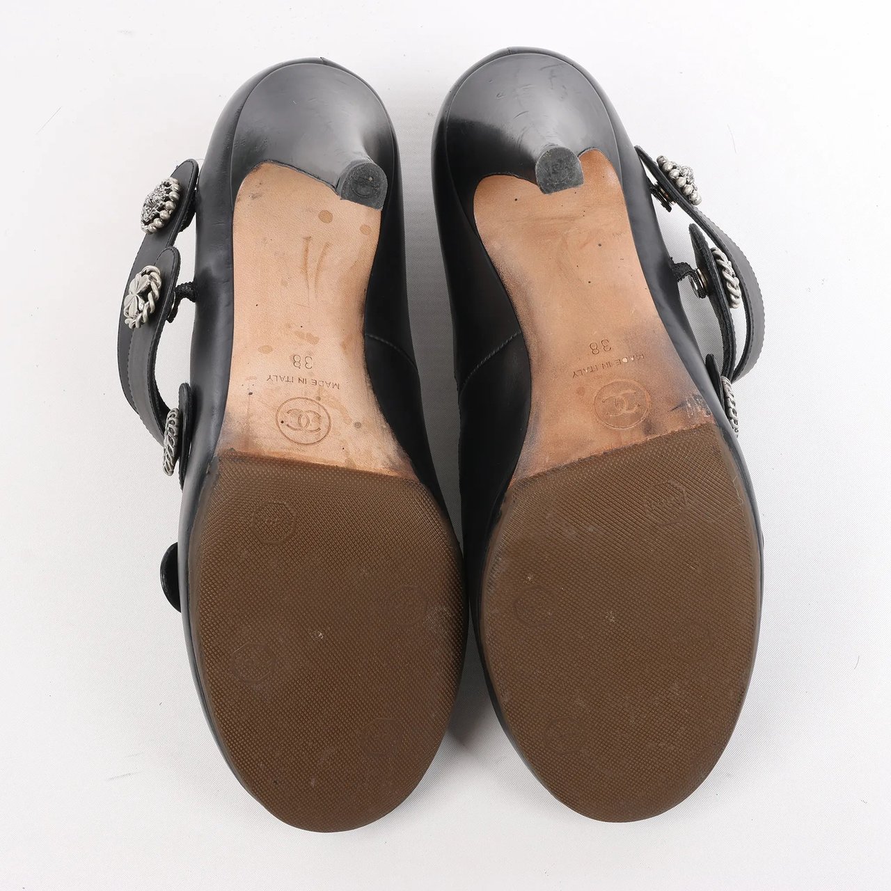 Chanel Chanel Coco Mark Lion Clover Buttons Leather Pumps in Black, Size 38 EU Zwart