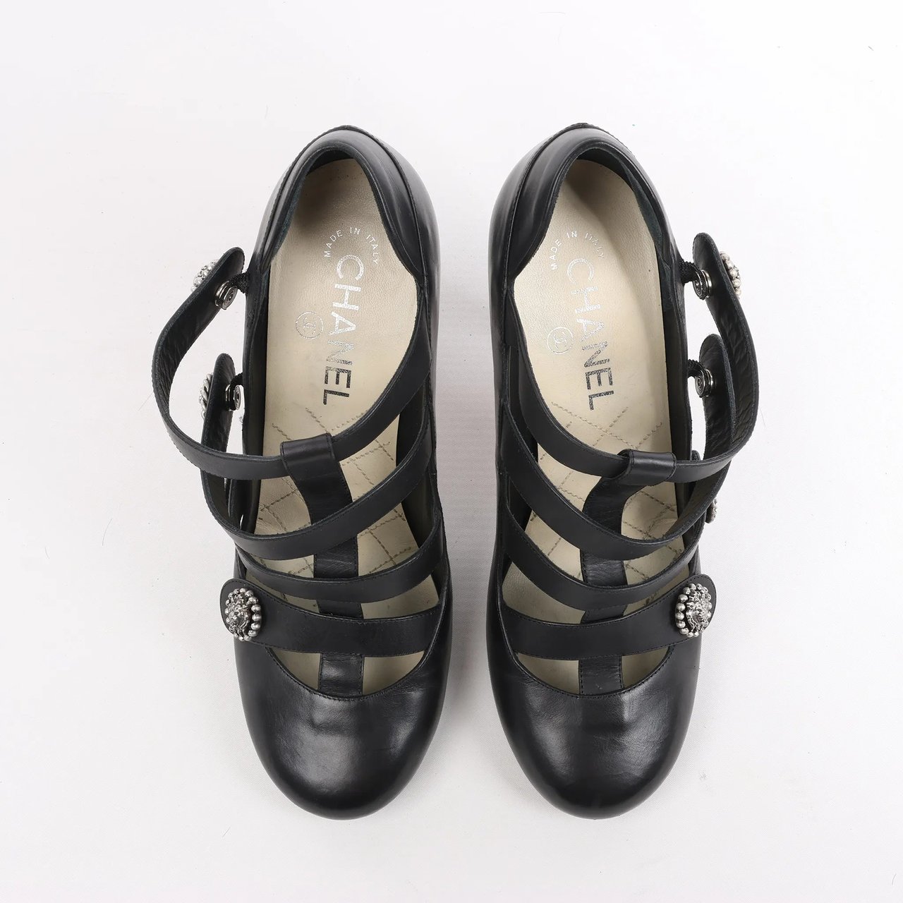 Chanel Chanel Coco Mark Lion Clover Buttons Leather Pumps in Black, Size 38 EU Zwart