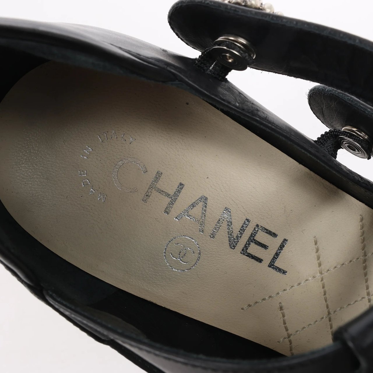 Chanel Chanel Coco Mark Lion Clover Buttons Leather Pumps in Black, Size 38 EU Zwart