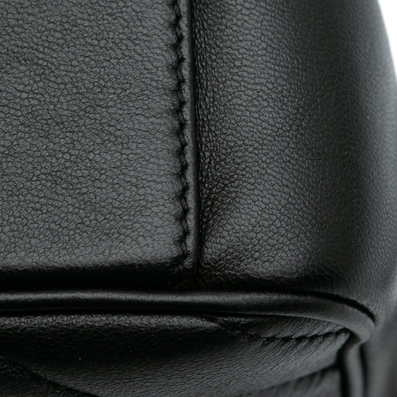 Chanel Chevron Lambskin Pyramid CC Camera Bag Zwart