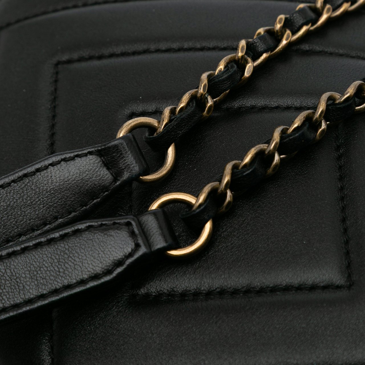 Chanel Chevron Lambskin Pyramid CC Camera Bag Zwart