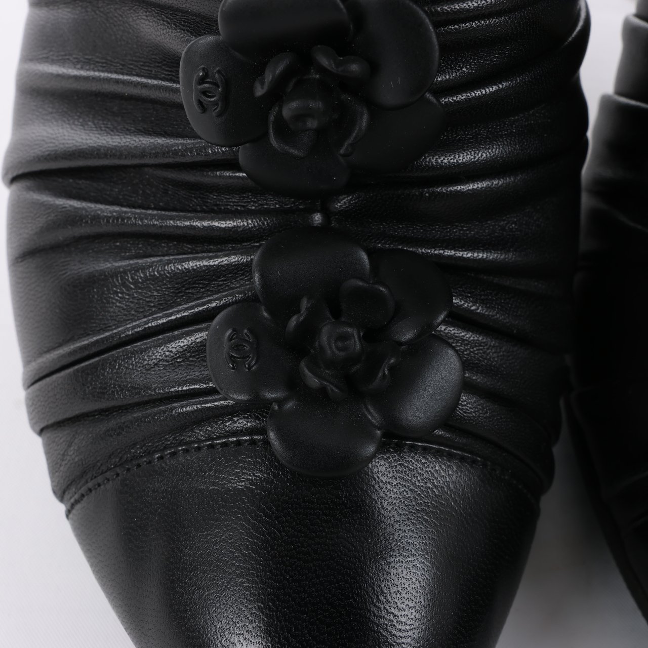 Chanel Chanel Coco Mark Camelia Leather Booties in Black G28629, Size 37.5 EU Zwart