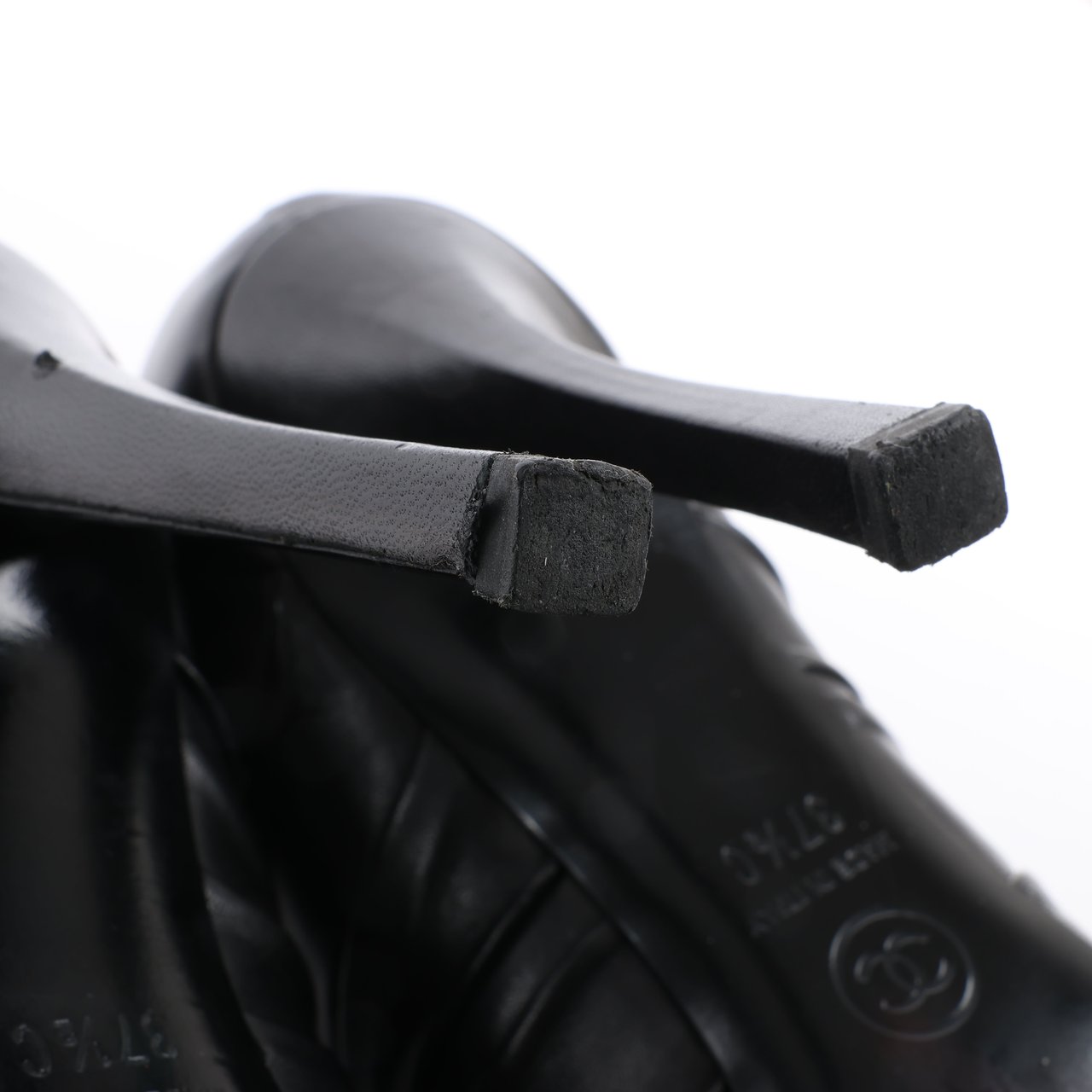 Chanel Chanel Coco Mark Camelia Leather Booties in Black G28629, Size 37.5 EU Zwart