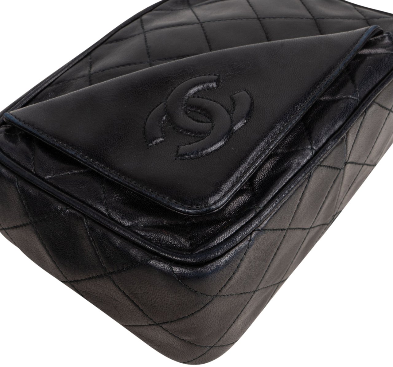 Chanel Chanel Quilted Lambskin CC Camera Crossbody Bag Zwart