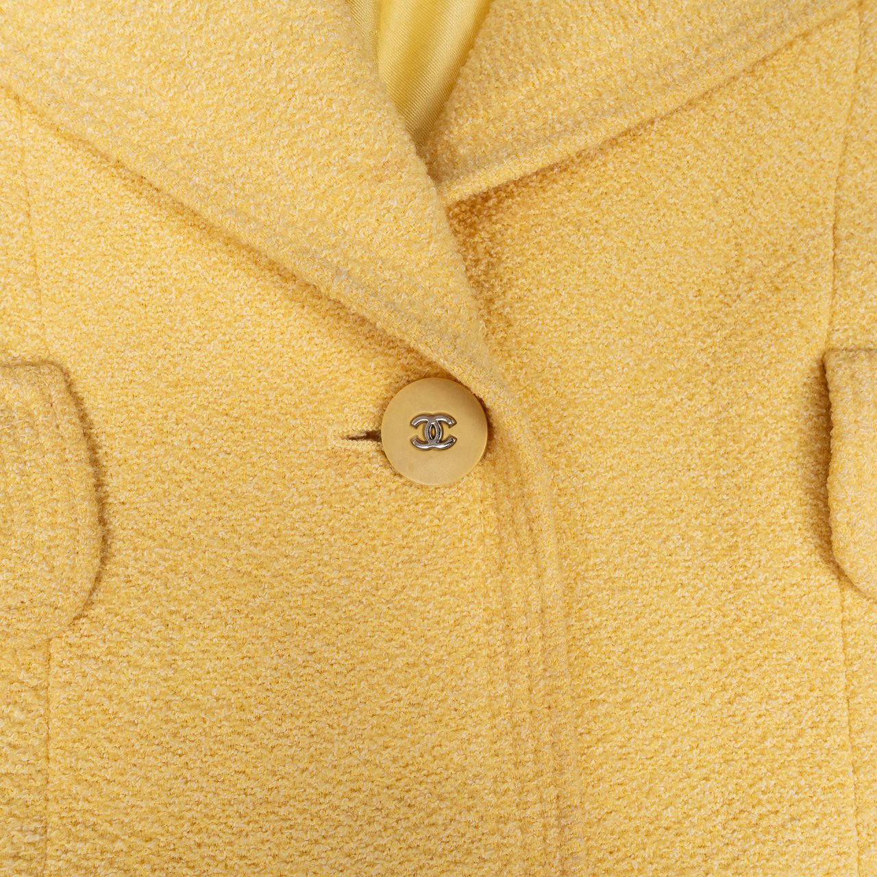 Chanel Yellow Tweed Jacket Set (DE34 / FR36) Geel